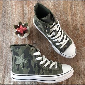 Stomp the Rhythm High Top sneakers in Camo